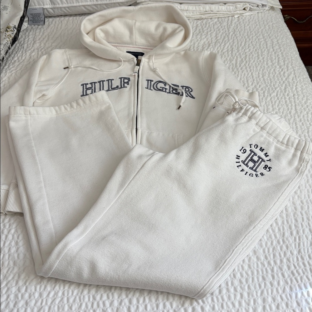 Tommy Hilfiger women White Hoodie and pants, very good condition, like new